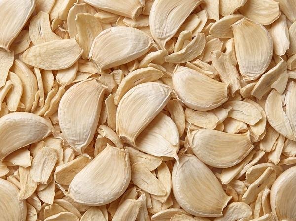 Garlic flakes and cloves